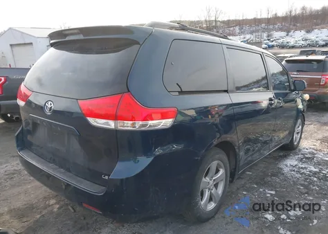 2012 Toyota Sienna Le V6 8 Passenger z USA, uszkodzony, nr VIN 5TDKK3DC1CS253774